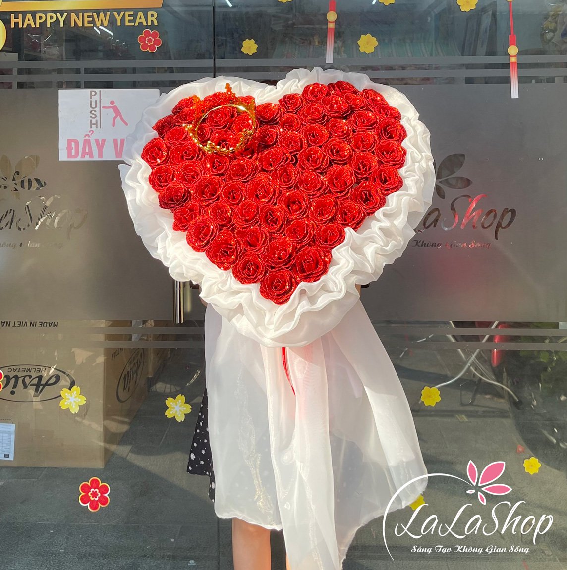 Bó 65 bông hoa hồng kim tuyến sắc đỏ rực rỡ