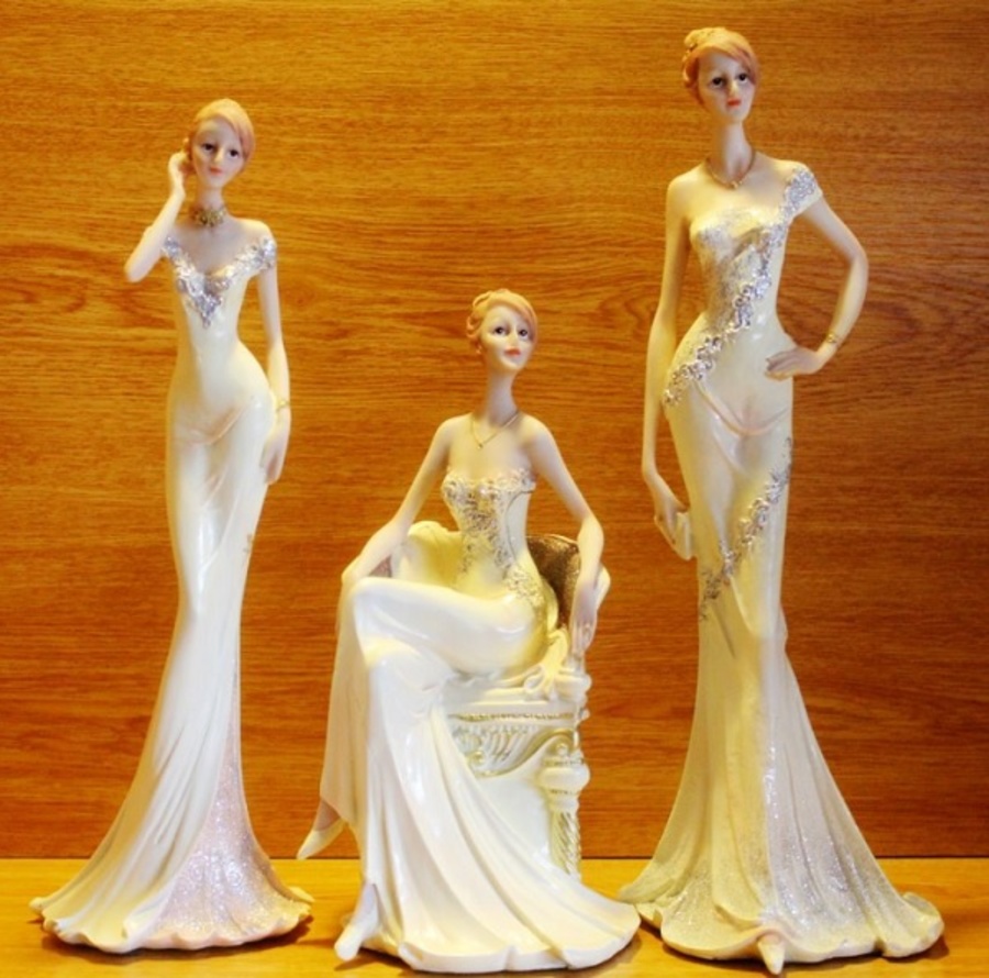 Tượng cô gái đứng