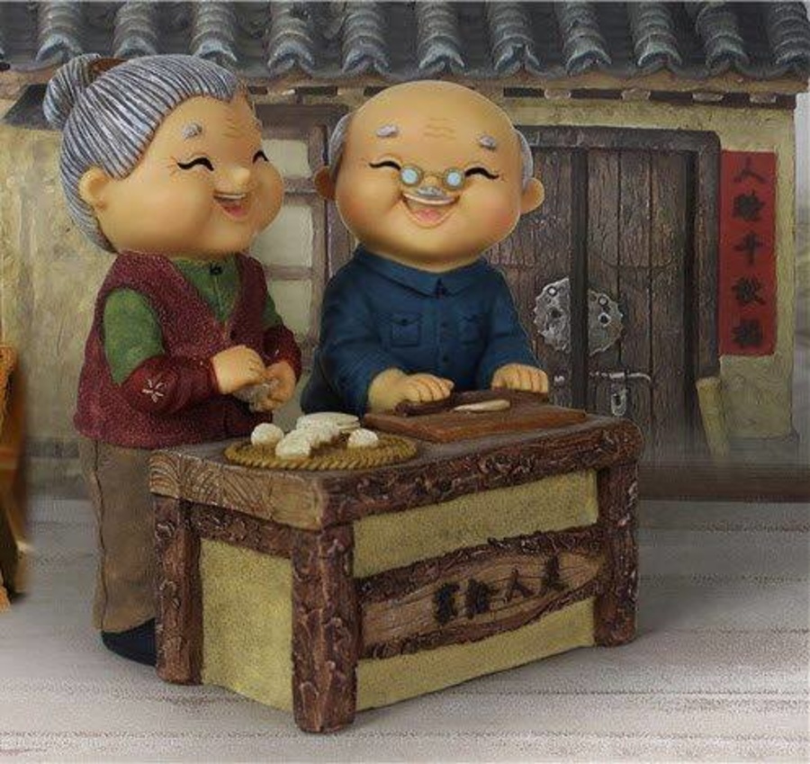 Búp bê ông bà và bánh đoàn viên