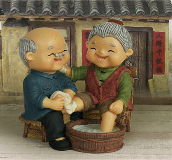 Búp bê ông bà rửa chân