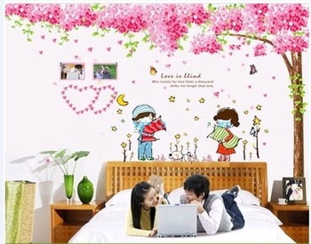 Decal dán tường Combo Cây đào hồng size 2 tấm   Hai bé ôm gối