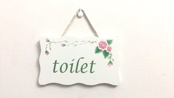 Bảng treo Toilet hoa hồng 4