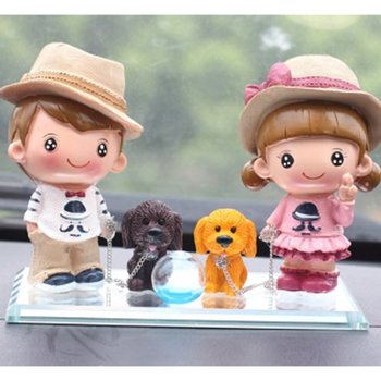 Búp bê dắt chó 2