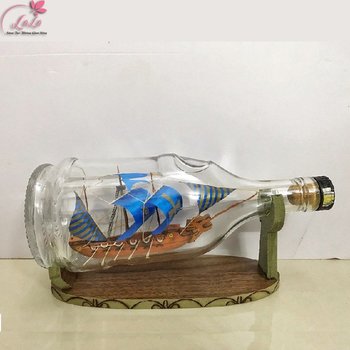 Thuyền mỹ nghệ trong chai buồm xanh