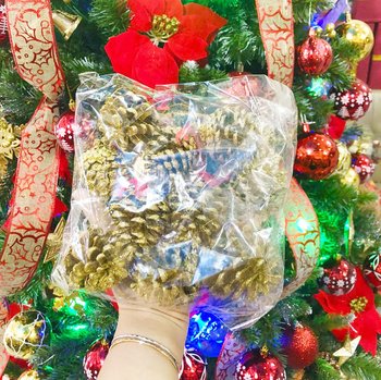 Đồ trang trí noel trái thông vàng phủ kim tuyến
