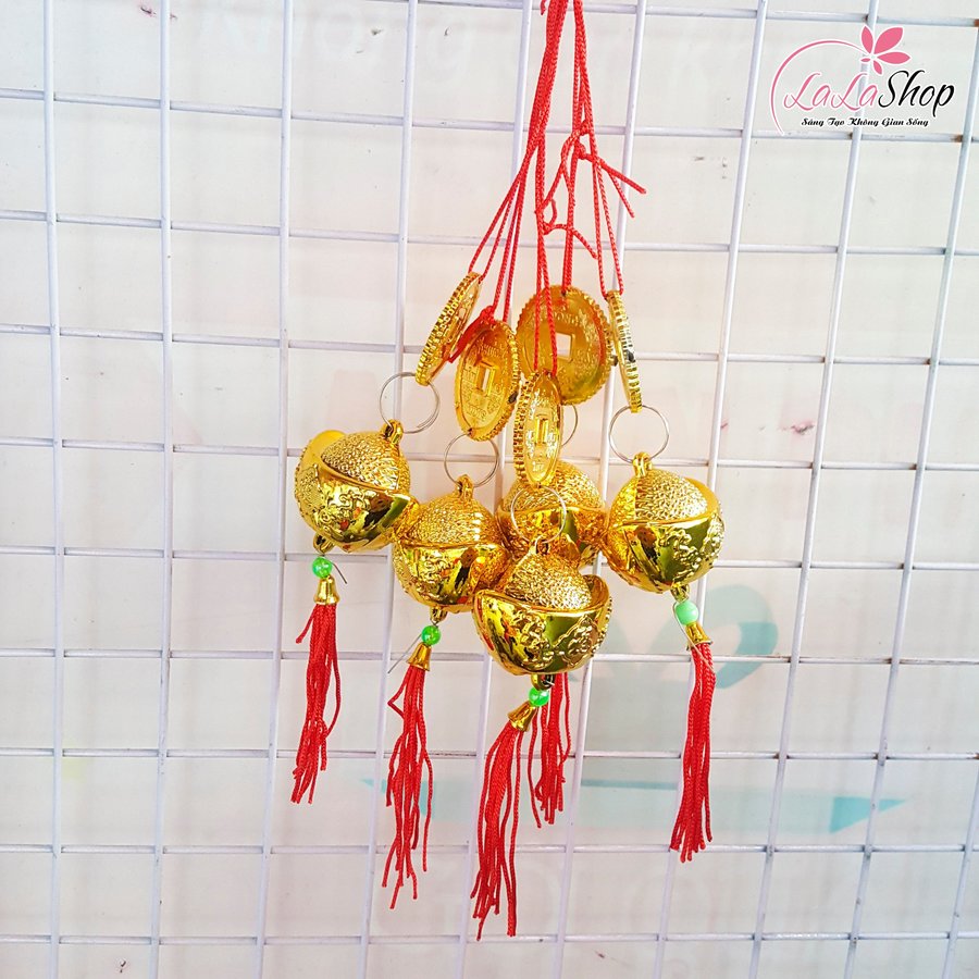 Dây treo tiền vàng và thỏi vàng trang trí tết