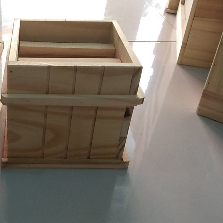 Hộp vuông cắm hoa sáp nẹp chỉ