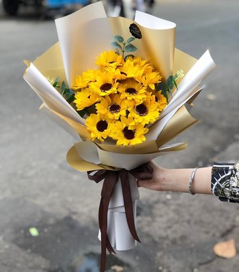 Bó 15 hoa hướng dương tốt nghiệp