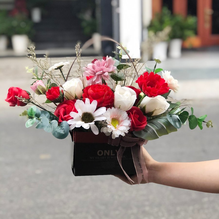 Giỏ hoa sáp sắc màu