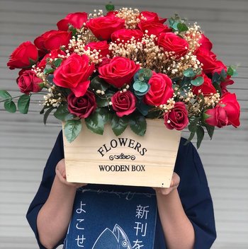 Lẵng hoa sáp thơm để bàn sắc đỏ