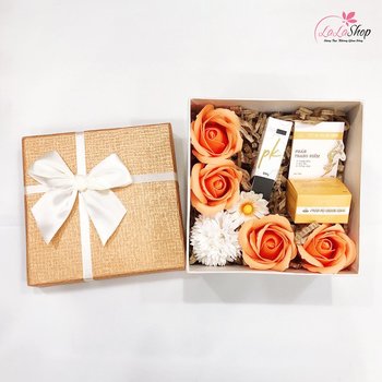 Set hộp quà tặng tuổi trẻ kèm mỹ phẩm( Gồm phấn trang điểm và son nước )