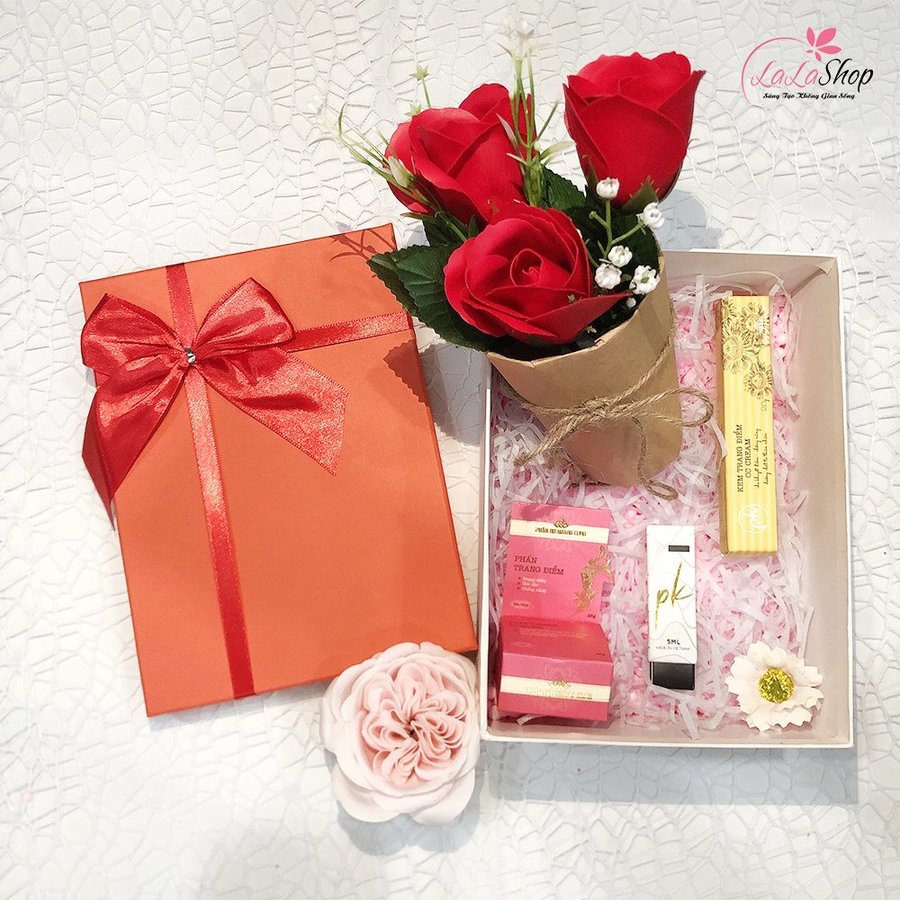 Set Hộp Quà Tặng Mãi Mãi Tuổi Thanh Xuân Kèm Mỹ Phẩm( Gồm Phấn Má, Son Nước Và Kem Trang Điểm )