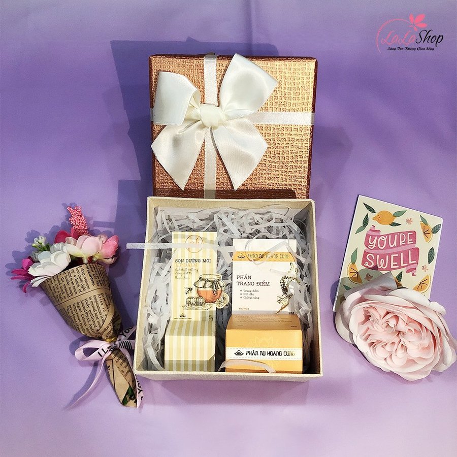 Set Hộp Quà Tặng Nét Đẹp Thanh Xuân Kèm Mỹ Phẩm ( Gồm Phấn Trang Điểm Và Son Dưỡng Môi )