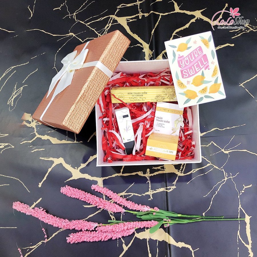Set Hộp Quà Tặng Trở Lại Tuổi Thanh Xuân Kèm Mỹ Phẩm ( Gồm Kem Trang Điểm, Son Nước Và Phấn Trang Điểm )