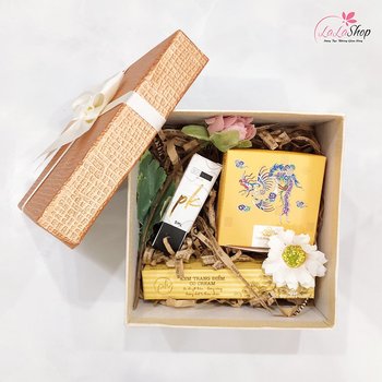 Set Hộp Quà Tặng Tuổi Trẻ Tươi Đẹp Kèm Mỹ Phẩm ( Gồm Son Nước, Phấn Phủ Ngọc Trai Và Kem Trang Điểm )