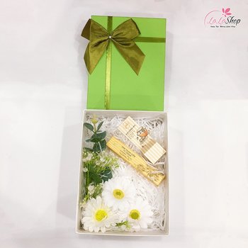 Set Hộp Quà Tặng Thanh Xuân Rực Rỡ Kèm Mỹ Phẩm ( Gồm Kem Trang Điểm Và Son Dưỡng Môi )