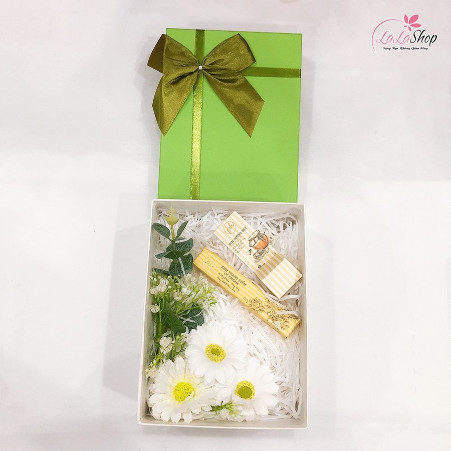 Set Hộp Quà Tặng Thanh Xuân Rực Rỡ Kèm Mỹ Phẩm ( Gồm Kem Trang Điểm Và Son Dưỡng Môi )