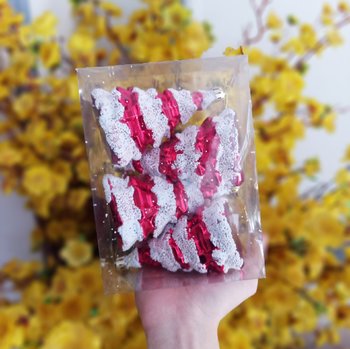 Hộp 4 thông đỏ lớn phủ tuyết trắng trang trí noel