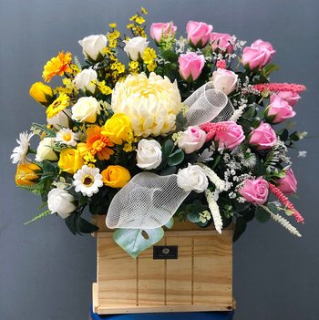 Lẵng hoa sáp thơm để bàn nụ hồng chen sắc vàng