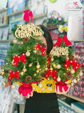 Cây thông noel mini gắn trái thông kèm phụ kiện màu vàng