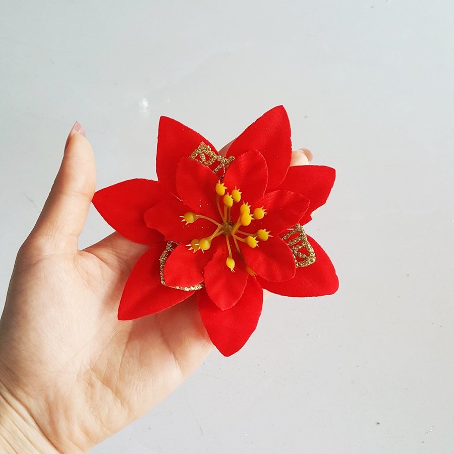 Hoa trang nguyên đỏ trang trí noel