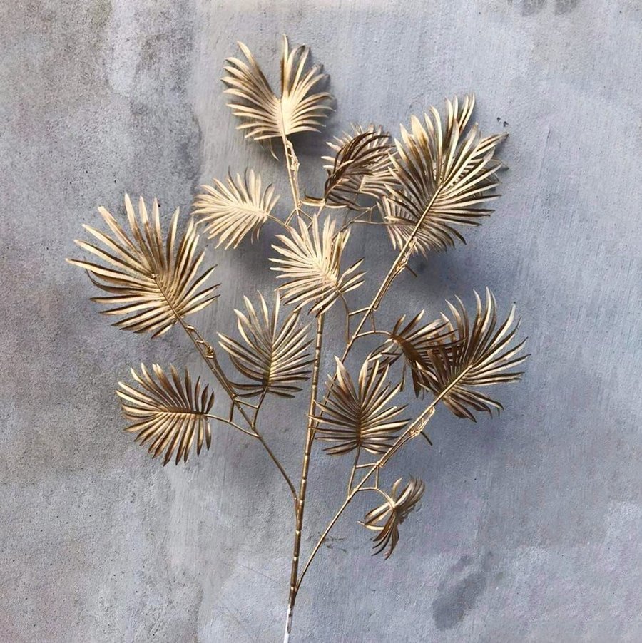 Cành lá cọ phủ vàng trang trí