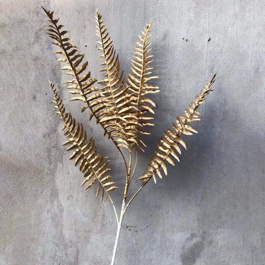 Cành lá dương xỉ phủ vàng trang trí