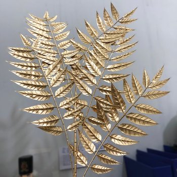 Cành lá nhọn phủ vàng trang trí