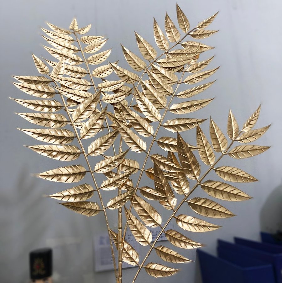 Cành lá nhọn phủ vàng trang trí