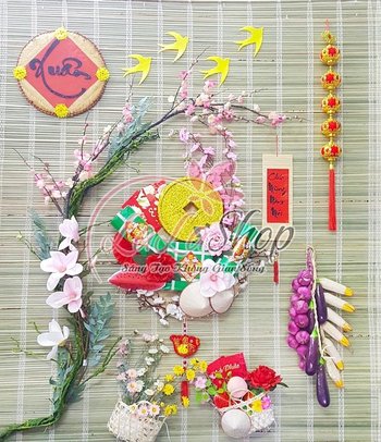 Tiểu cảnh mành tre đồng tiền vàng và én trang trí Tết