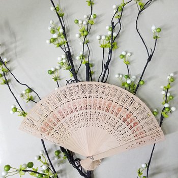 Quạt gỗ họa tiết trang trí tết
