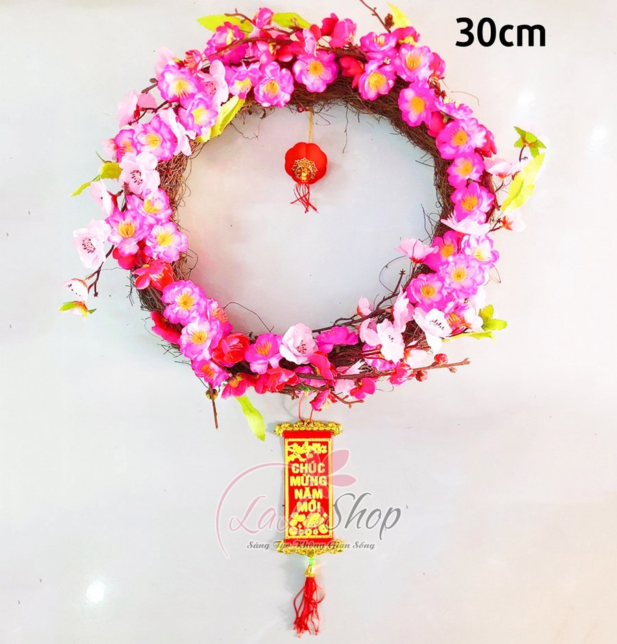 Vòng hoa trang trí tết đào hồng và đèn lồng đỏ