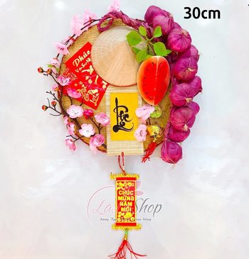 Mẹt đào hồng dưa hấu đỏ hành tím và chữ lộc trang trí tết