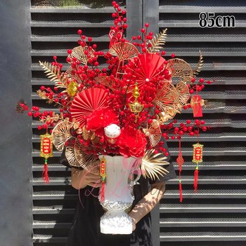 Chậu hoa đào đông đỏ và lộc treo phát tài trang trí tết