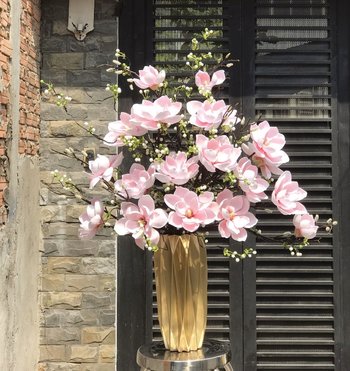 Bình hoa mộc lan hồng kèm cành nụ tầm xuân trang trí