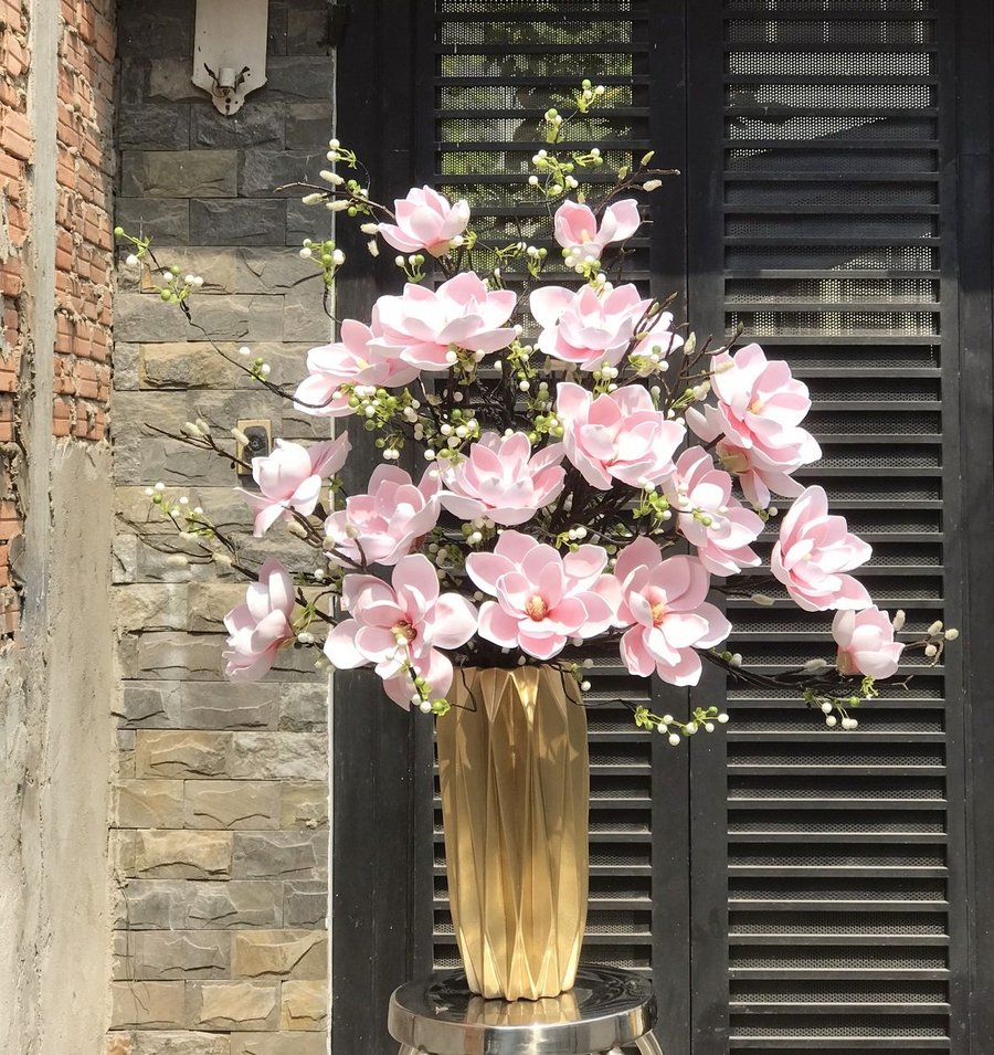 Bình hoa mộc lan hồng kèm cành nụ tầm xuân trang trí