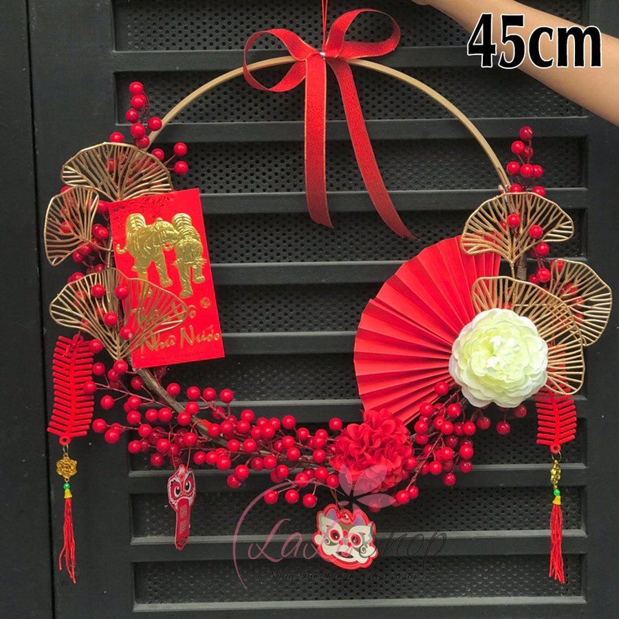 Vòng hoa sắc đỏ may mắn và hoa trắng trang trí tết