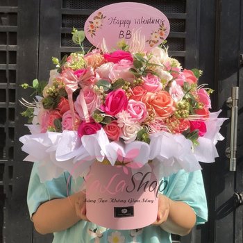 Hộp hoa để bàn yêu thương chan chứa