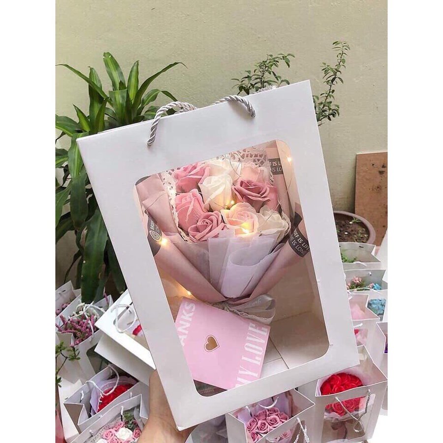 Túi giấy mặt kiếng đựng hoa sáp làm quà tặng