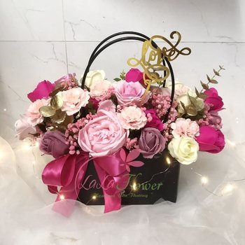 Giỏ hoa sáp vân đá đen nhiều màu