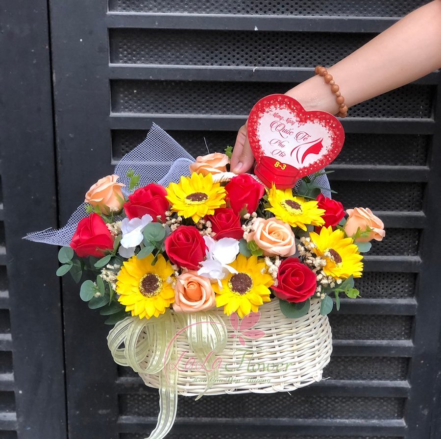 Giỏ hoa sáp thơm sắc màu xinh tươi