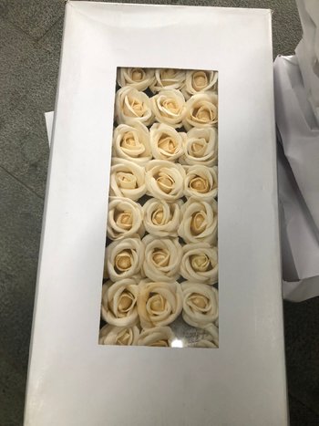 Hộp 50 đầu hoa sáp thơm 4 lớp phụ kiện cắm hoa màu vàng kem