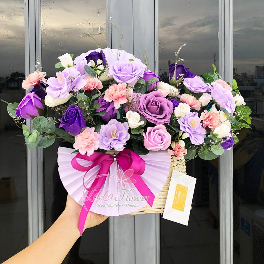Giỏ hoa sáp thơm sắc tím lãng mạn