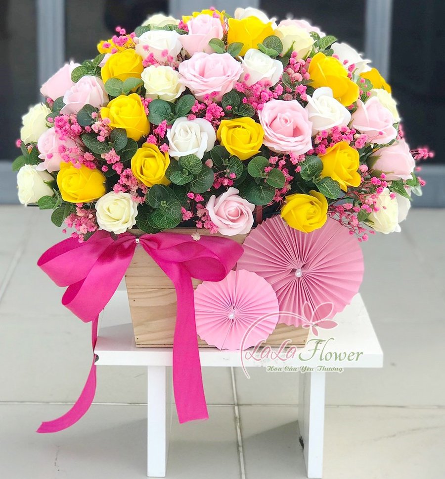 Lẵng hoa hồng sáp thơm để bàn màu vàng