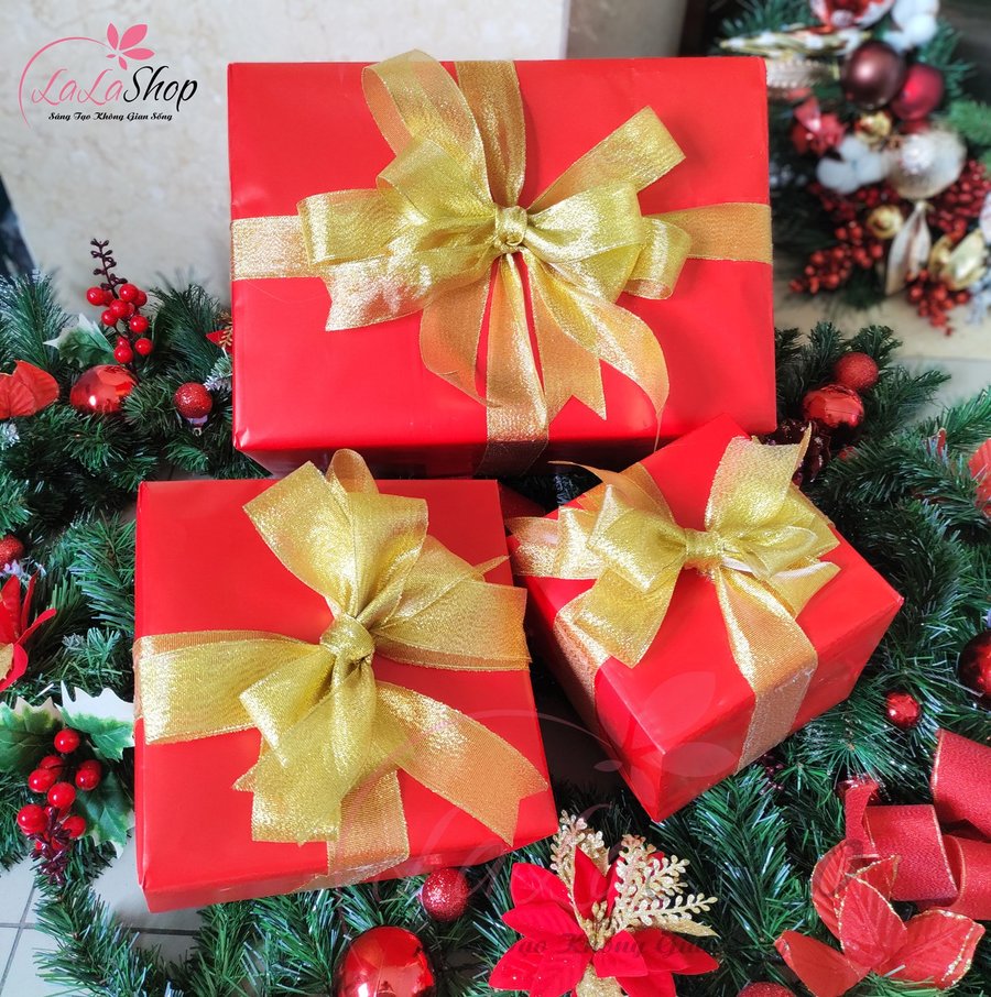Set 3 hộp quà giáng sinh sắc đỏ nơ vàng trang trí cây thông noel làm quà tặng - Mẫu 6