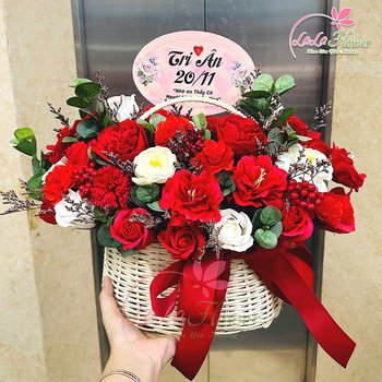 Giỏ hoa hồng sáp thơm để bàn sắc đỏ yêu thương 3