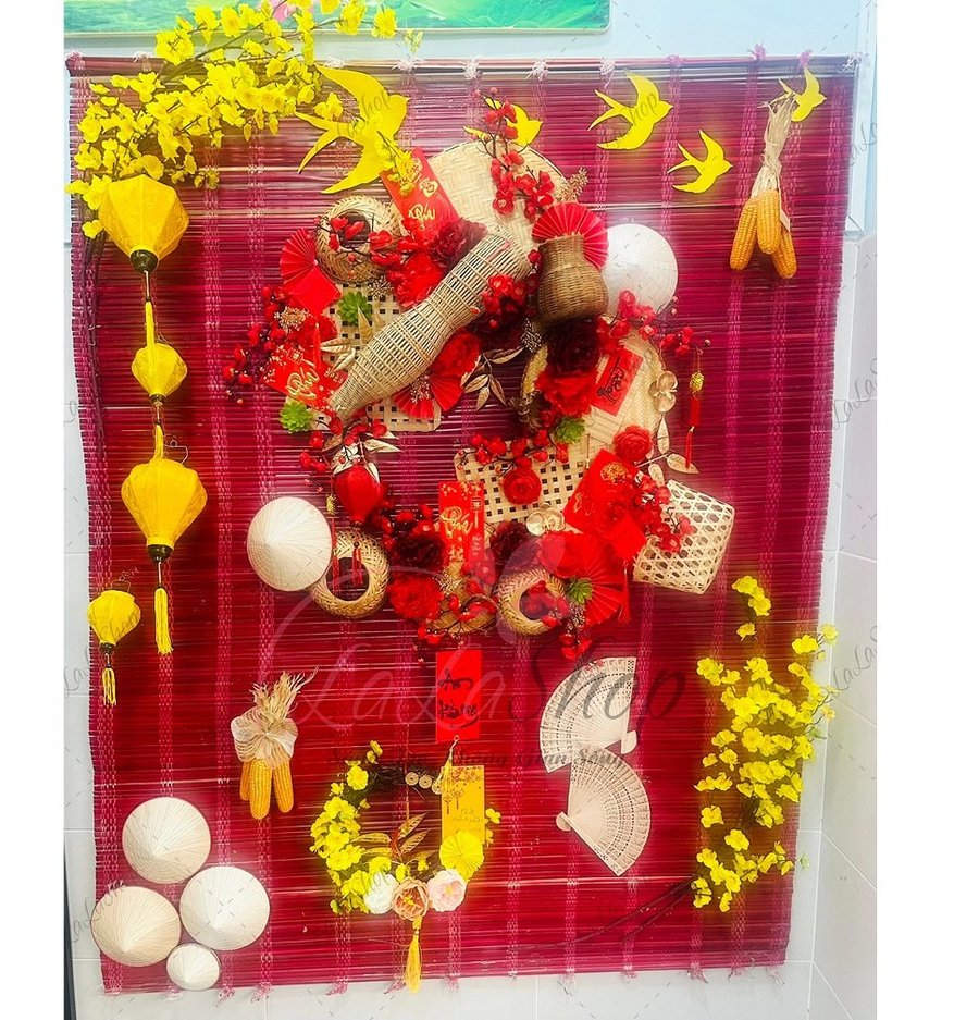 Mành tre vòng hoa xuân kèm đèn lồng may mắn trang trí tết