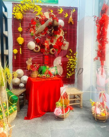 Tiểu cảnh mành tre kèm bàn ghế trang trí tết