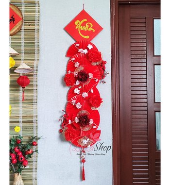 Liễn quạt đỏ chữ Xuân dài 1m3 đón vận may mắn treo cửa trang trí tết