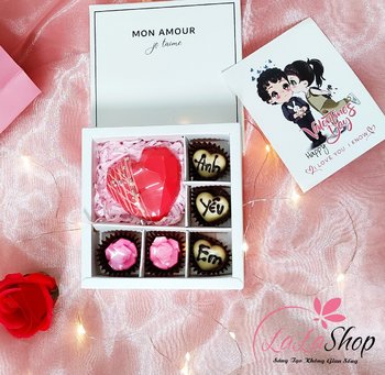 Hộp Socola Tình Nhân Hình Vuông Trái Tim Đỏ Sắc Màu Chữ Anh Yêu Em